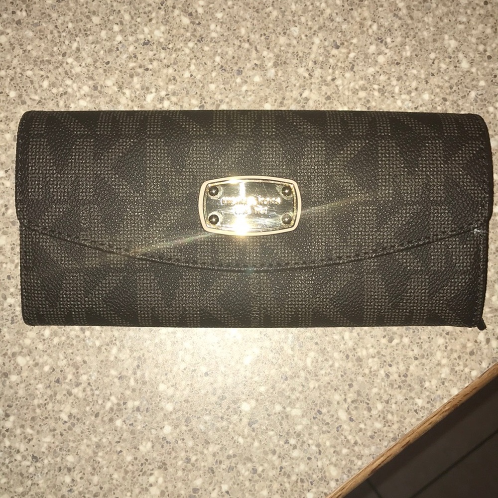 Like New Michael Kors Monogram Wallet